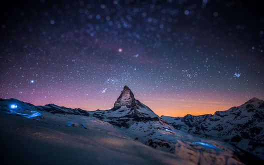 Обои на рабочий стол Гора Маттерхорн / Matterhorn - гора в Альпах. покрытая снегом на фоне заката, с эффектом тилт шифт / tilt shift