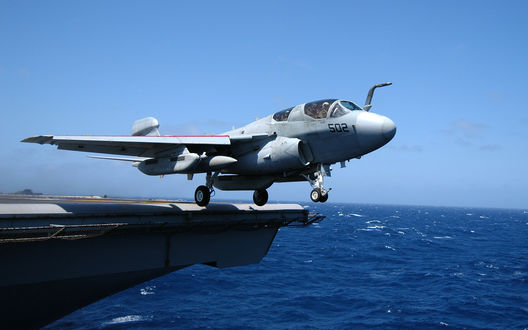 Обои на рабочий стол Палубный самолет ЕА-6В, США / EA-6B, Prowler, USA производит взлет с палубы авианосца, находящегося в океане на фоне голубого неба