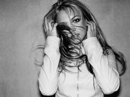 Обои на рабочий стол Бритни Спирс /  Britney Spears в белом байке на молнии