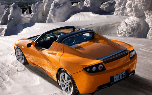 Обои на рабочий стол Тесла, Родстер, США / Tesla, Roadster, USA-спортивный электромобиль оранжевого цвета стоит на снегу