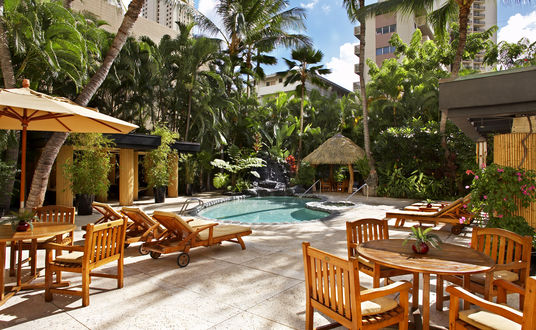 Обои на рабочий стол Маленький бассейн возле отеля Aqua Bamboo Waikiki, Гонолулу, Гавайи / Honolulu, Hawaii, вокруг него столики с зонтами и шезлонги 