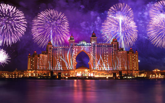Обои на рабочий стол Салют в ночном небе над отелем Atlantis The Palm, Дубаи / Dubai, Объединённые Арабские Эмираты/ United Arab Emirates