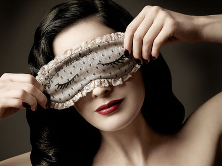 Обои на рабочий стол Дита Фон Тиз / Dita Von Teese с повязкой для сна
