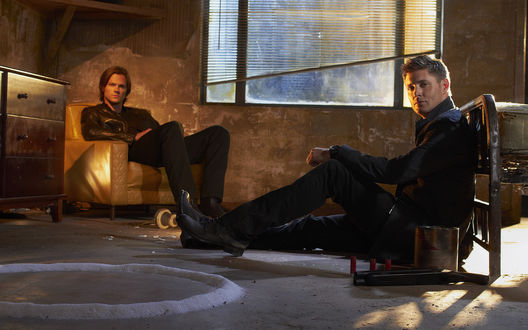 Обои на рабочий стол Sam/ Сэм и  Dean / Дин Винчестеры /  Winchester из сериала Сверхъестественное / Supernatural, актеры Джаред Падалеки / Jared Padalecki и Дженсен Эклз / Jensen Ackles
