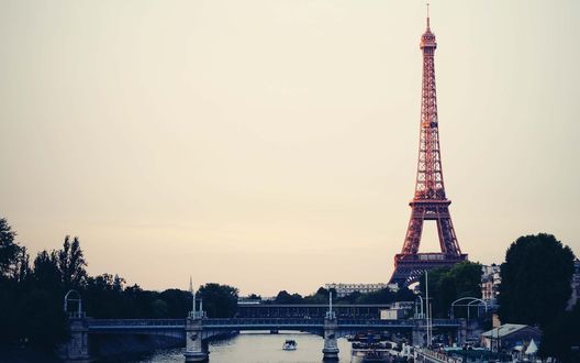 Обои на рабочий стол Эйфелева башня в Париже / Paris, France / Франция, вид с Сены / Seine