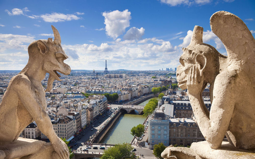 Обои для рабочего стола Статуи собора Нотр Дам де Пари / Notre Dame de Paris и  вид на Париж / Paris и Эйфелеву башню / Eifel tower