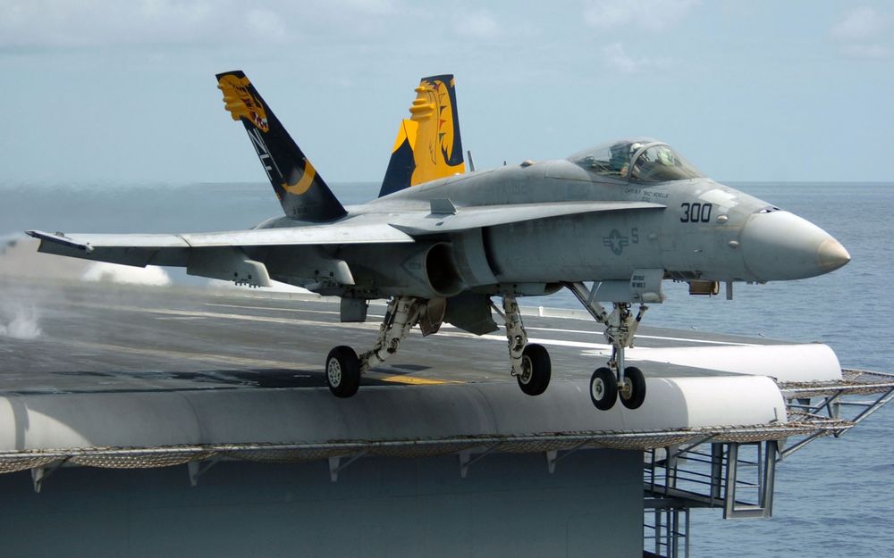 Обои для рабочего стола Взлет палубного истребителя F-18 с авианосца