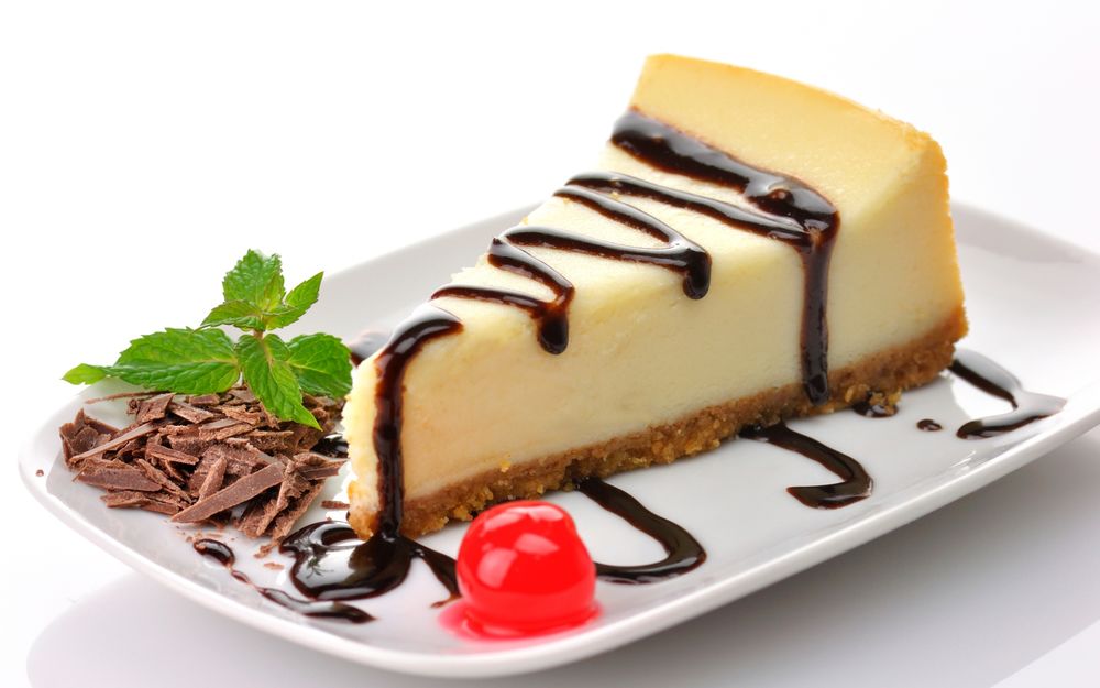 Обои для рабочего стола Чизкейк / Cheesecake политый шоколадом, вишня и шоколадная стружка с листочками мяты