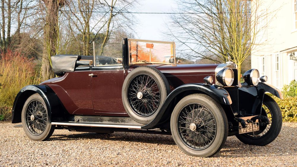 Обои для рабочего стола Старинный автомобиль марки Talbot 14/45 Roadster припаркован возле здания белого цвета на фоне деревьев без листьев