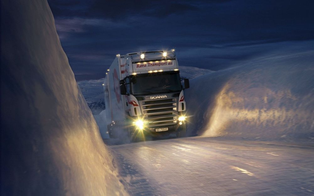 Обои для рабочего стола Белый тягач Scania / Скания едет ночью по заснеженной местности, кругом сугробы (Rora Transport as)