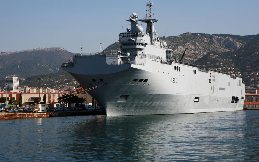 Обои для рабочего стола У берегового причала пришвартовался  вертолетоносец 'Мистраль' Военно-морских сил Франции
