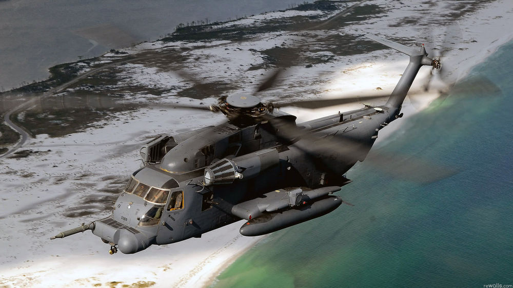 Обои для рабочего стола Боевой многоцелевой вертолет сил особого назначения MH-53J Pave Low lll произведенный корпорацией  Sikorsky, состоящий на вооружении армии США, выполняет учебно-тренировочный полет вдоль береговой черты океана