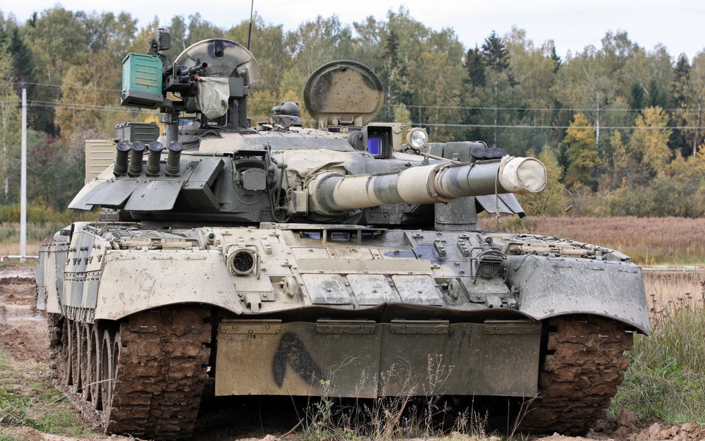 Обои для рабочего стола Боевой танк Т-80v, состоящий на вооружении Российской Армии, выходит на учебный полигон для  выполнения боевых стрельб