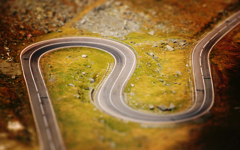 Обои для рабочего стола Петляющая дорога с эффектом тилт шифт / tilt shift