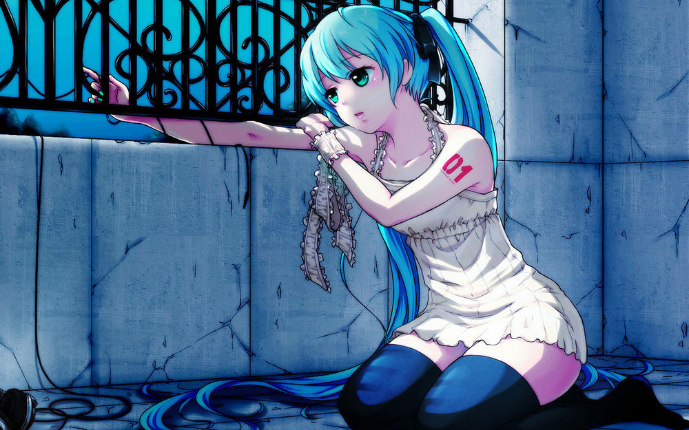Обои для рабочего стола Вокалоид Мику Хатсуне / Vocaloid Miku Hatsune сидит на бетоне просунув руку через забор