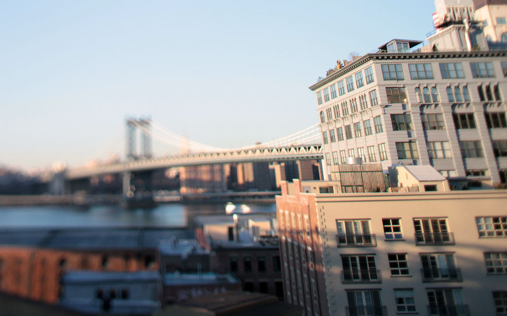 Обои для рабочего стола Бруклинский мост, США / Brooklyn Bridge, USA - один из старейших висячих мостов в США на фоне многоэтажных домов, с эффектом  тилт шифт /tilt shift
