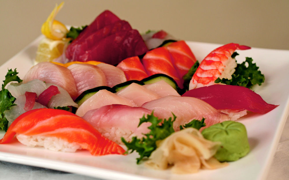Обои для рабочего стола Суши и нарезка из красной рыбы, имбирь, васаби и зелень