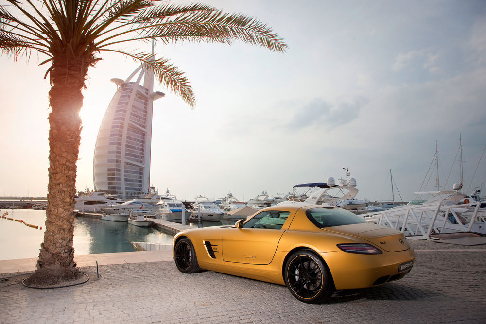 Обои для рабочего стола Автомобиль Mercedes-Benz SLS AMG на пристани возле отеля Burj Al Arab, Дубаи / Dubai, Объединенные Арабские Эмираты / United Arab Emirates