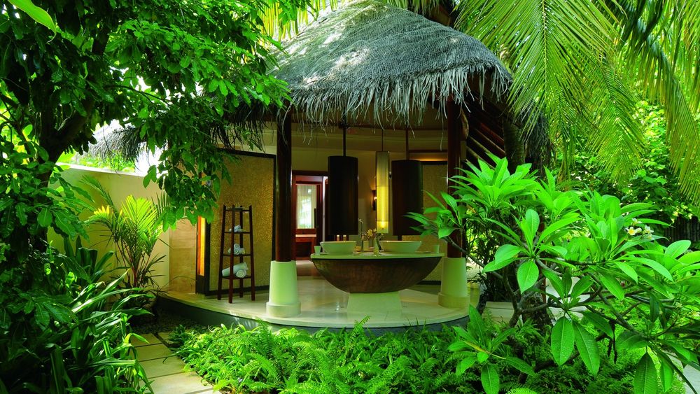 Обои для рабочего стола Бунгало с ванной на террасе, выходящей в пальмовую рощу