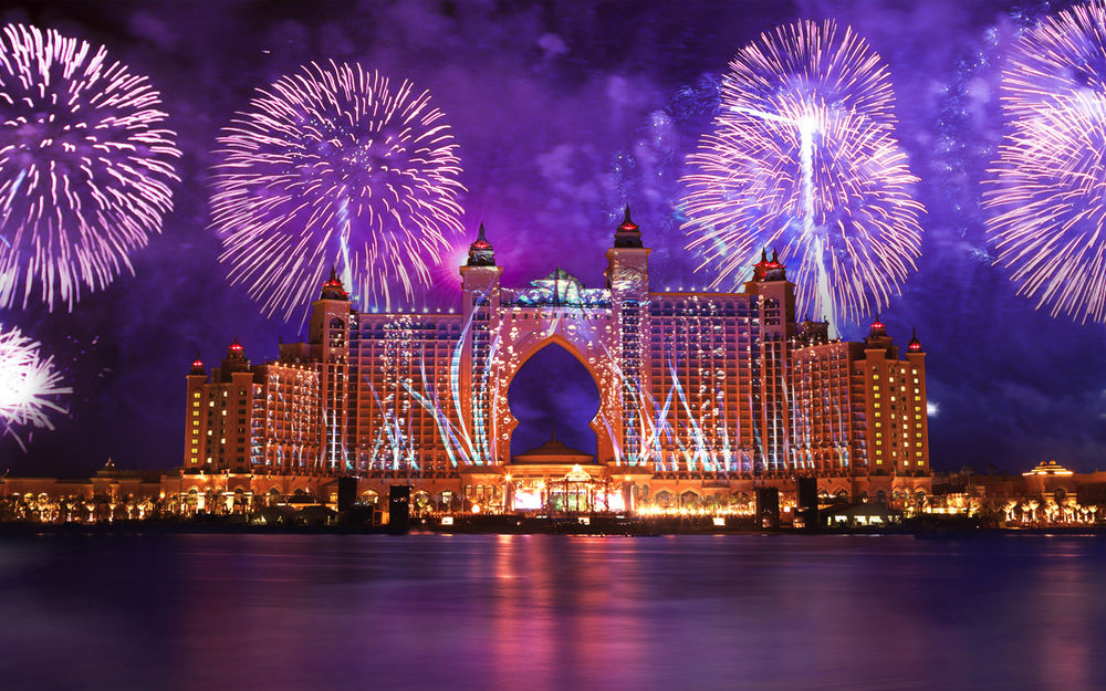 Обои для рабочего стола Салют в ночном небе над отелем Atlantis The Palm, Дубаи / Dubai, Объединённые Арабские Эмираты/ United Arab Emirates