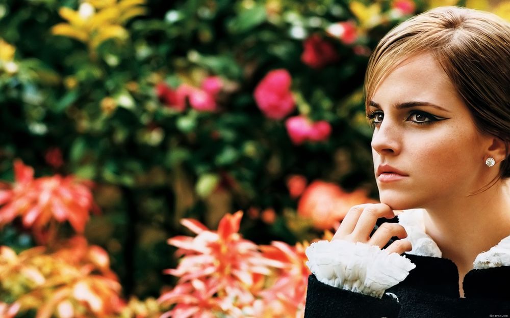 Обои для рабочего стола Актриса Эмма Уотсон / Emma Watson среди цветов