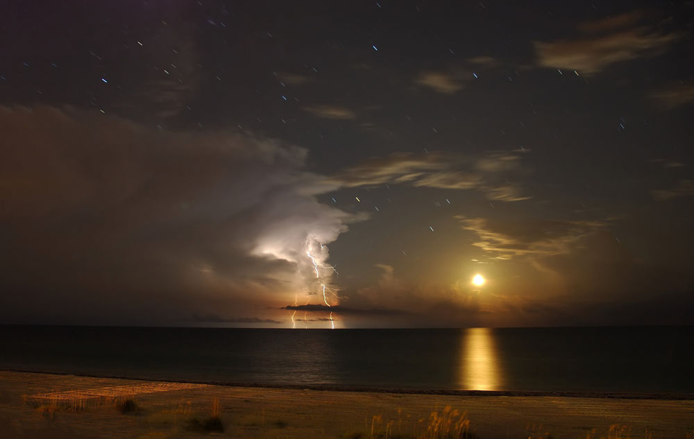 Обои для рабочего стола Луна над морем ночью с молниями и звездами, Anna Maria Island / Остров Анны - Марии, Мексиканский залив, штат Флорида / Florida, Америка  / USA