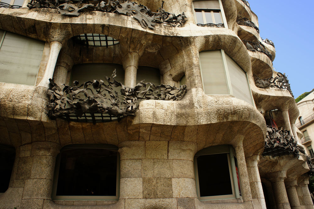 Обои для рабочего стола Дом Мила / Casa Milа архитектора Гауди в Барселоне / Barcelona, Испания / Espaсa