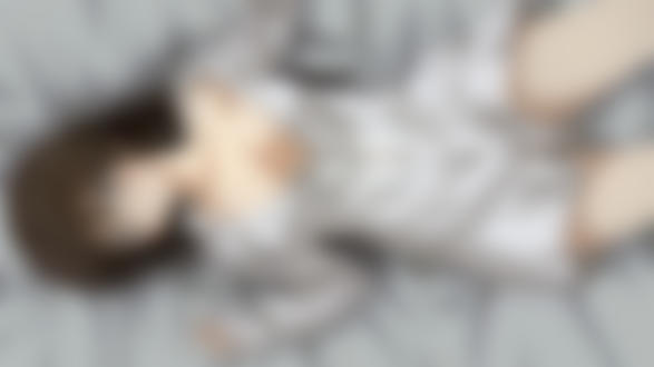Обои на рабочий стол Kotegawa Yui / Юи Котэгава из аниме Любовные неприятности / To-LOVE-Ru в белой рубашке лежит на постели