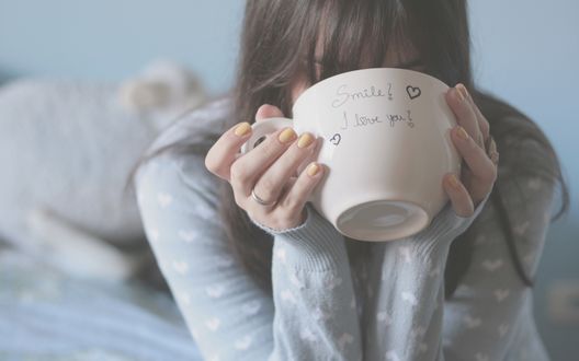 Обои на рабочий стол Девушка пьет напиток с огромной чашки ( 'Smile? I love you! / Улыбка? Я люблю тебя!' )