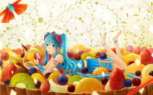Обои на рабочий стол Вокалоид Мику Хацунэ / Vocaloid Miku Hatsune лежит на фруктовом пироге и держит на пальце ноту