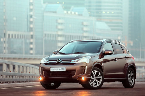 Обои на рабочий стол Автомобиль Citroen C4 Aircross на затуманенной улице мегаполиса