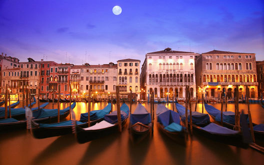 Обои на рабочий стол Вечерняя Италия / Italy,  Венеция / Venice, пришвартованные гондолы