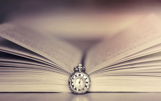 Обои на рабочий стол На раскрытой книге лежат часы на цепочке