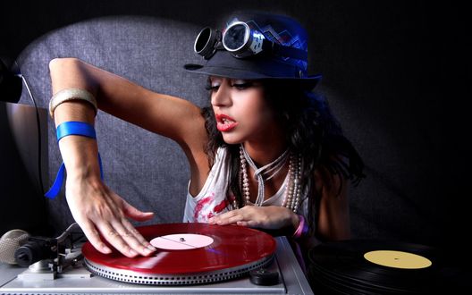 Обои на рабочий стол Девушка-диджей / DJ в шляпе и  древних очках на своем рабочем месте