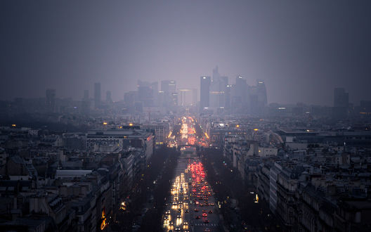 Обои на рабочий стол Пасмурный вечерний Paris / Париж, France / Франция с оживленными улицами