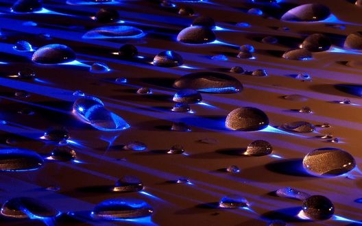 Обои на рабочий стол Гладкая поверхность в каплях воды