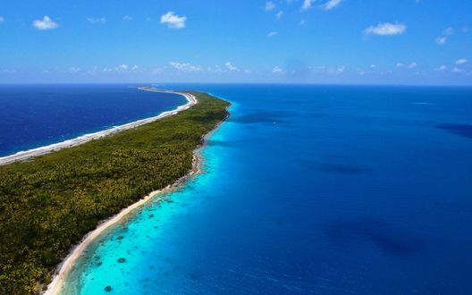 Обои на рабочий стол Узкий клочок земли уходящий в бесконечное море
