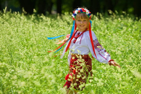 Обои на рабочий стол Девочка в украинской одежде в поле
