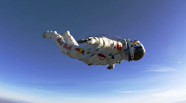 Обои на рабочий стол Парашютист, Felix Baumgartner / Феликс Баумгартнер совершил прыжок с высоты 39000 метров из стратосферы, в скафандре на фоне  неба
