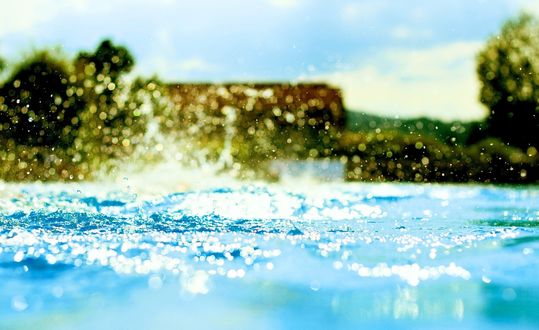 Обои на рабочий стол Брызги на воде