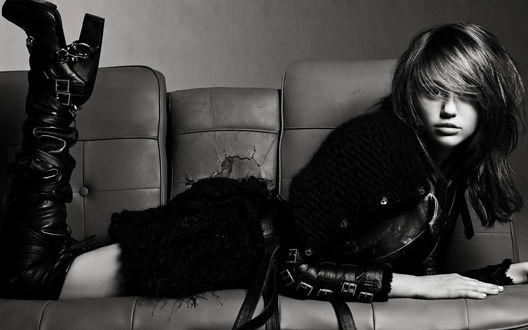 Обои на рабочий стол Miley Cyrus / Майли Сайрус в меховом наряде и сапогах лежит на старом кожаном диване