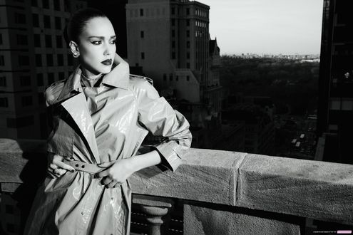 Обои на рабочий стол Актриса Джессика Альба / Jessica Alba, в фотосессии Теша / Tesh для журнала Marie Claire, стоит облокотившись на перила на фоне города
