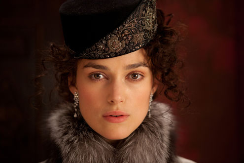 Обои на рабочий стол Кира Найтли / Keira Knightley в роли Анны Карениной из фильма «Анна Каренина», в шапке с узорами и меховом воротнике