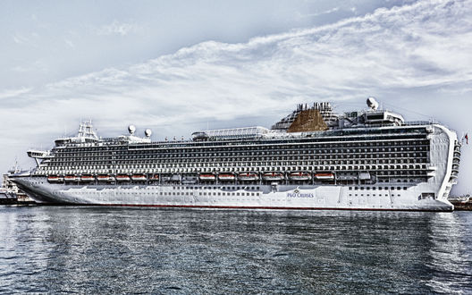 Обои на рабочий стол Огромный белый лайнер с названием 'P&Q Cruises'