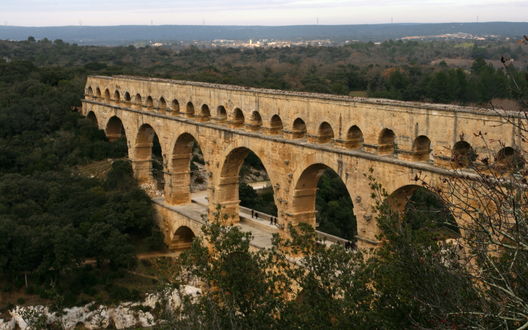 Обои на рабочий стол Римский акведук Пон-дю-Гар / Pont du Gard над рекой Гардон неподалеку от города Ним / Франция / Nim, France
