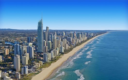 Обои на рабочий стол Красивый город Sydney, Australia / Сидней, Австралия на берегу моря, высокие здания выстроились в ряд вдоль пляжа