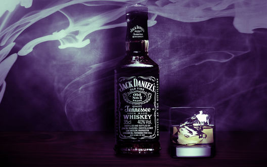 Обои на рабочий стол Бутылка популярного американского виски Джек Даниелс / Jack Daniels. рядом стакан с этим напитком с кубиками льда на фиолетовом фоне