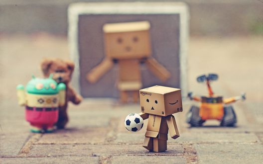 Обои на рабочий стол Коробочки Danbo играют в футбол с другими мультяшными героями