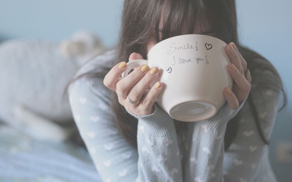 Обои для рабочего стола Девушка пьет напиток с огромной чашки ( 'Smile? I love you! / Улыбка? Я люблю тебя!' )