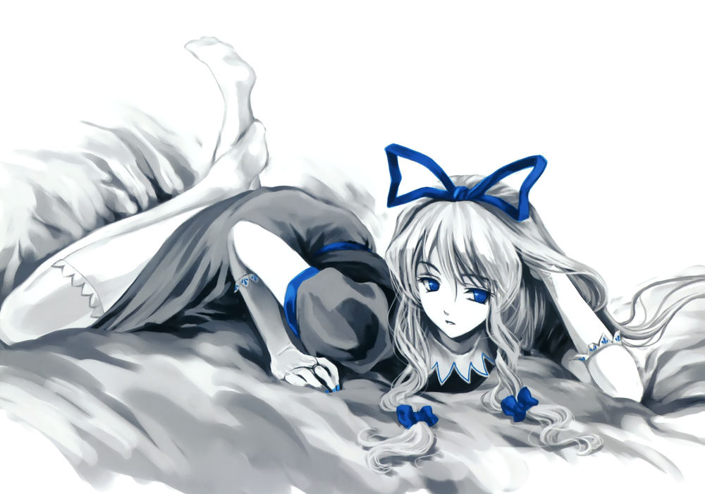 Обои для рабочего стола Yakumo Yukari / Юкари Якумо из Тохо / Touhou Project лежит на постели